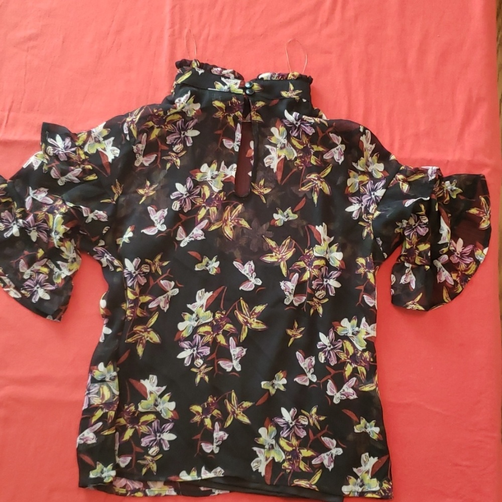 Beautiful blouse - Picture 2 of 2